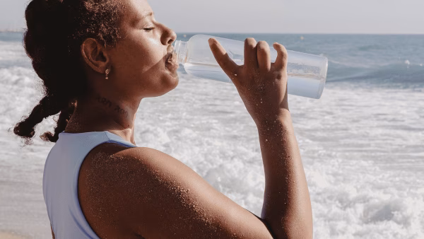 vrouw, zee, strand, water drinken, rust, herstel