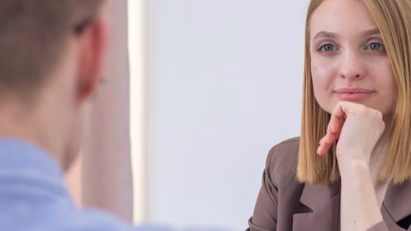 Leidinggevende of HR-professional in gesprek met medewerker over mentale gezondheid en inzetbaarheid